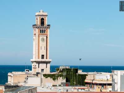 Rimaniamo incantati da una inedita visuale della torre del Palazzo della Provincia con alle spalle il mare...